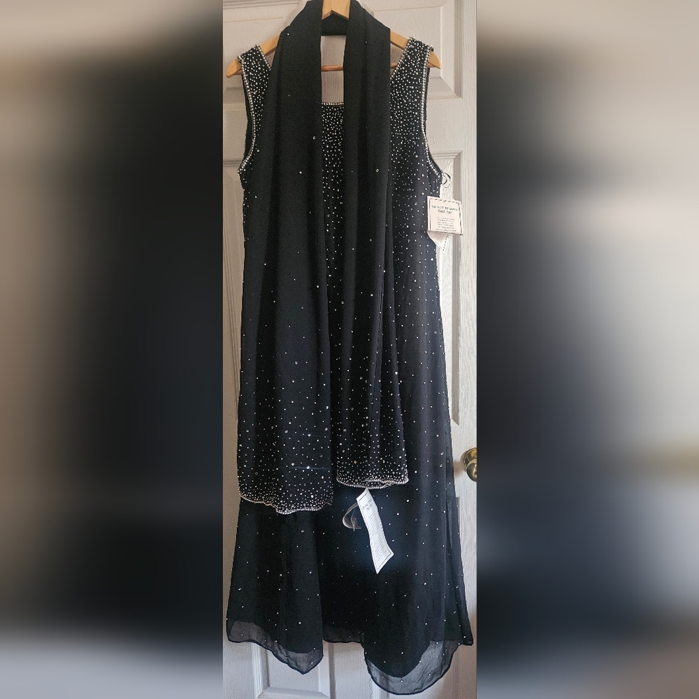 Chic Black Sleeveless Midi Dress with Scarf